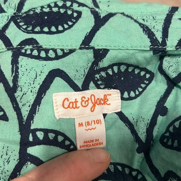 Cat & Jack Boys Green w Blue Shark Print SS Button Front Cotton Shirt Med 8/10 - Picture 6 of 8